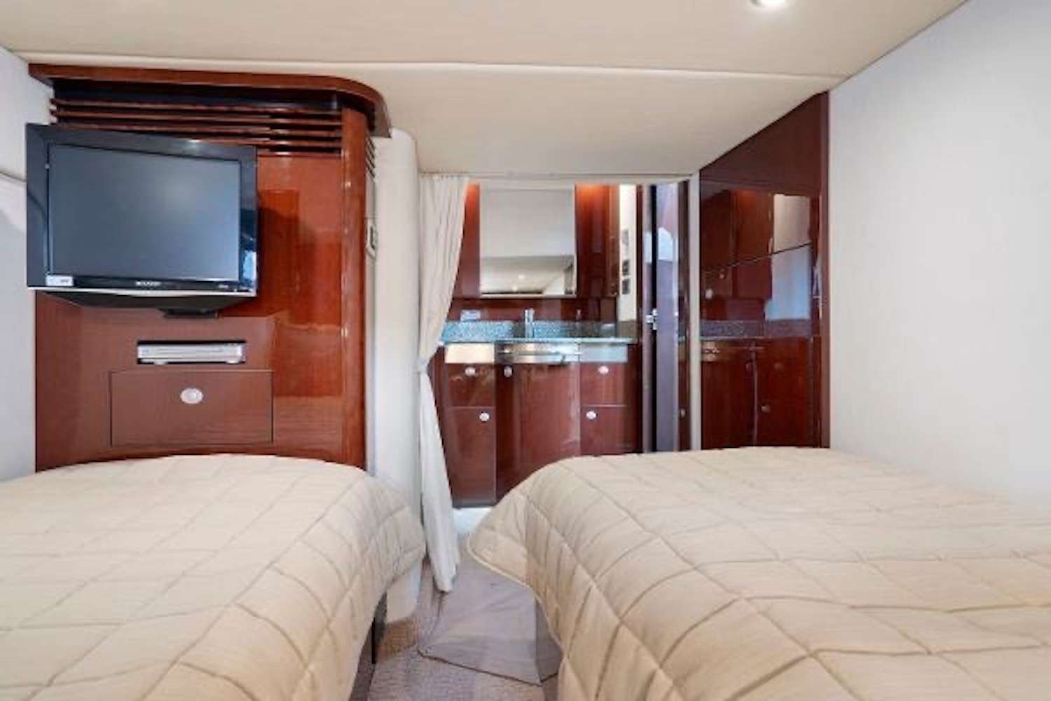 yacht-145195