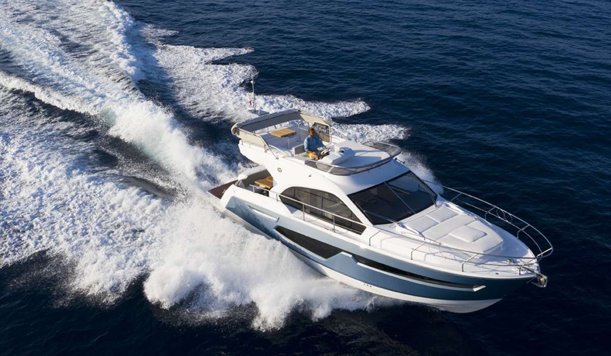 yacht-110425