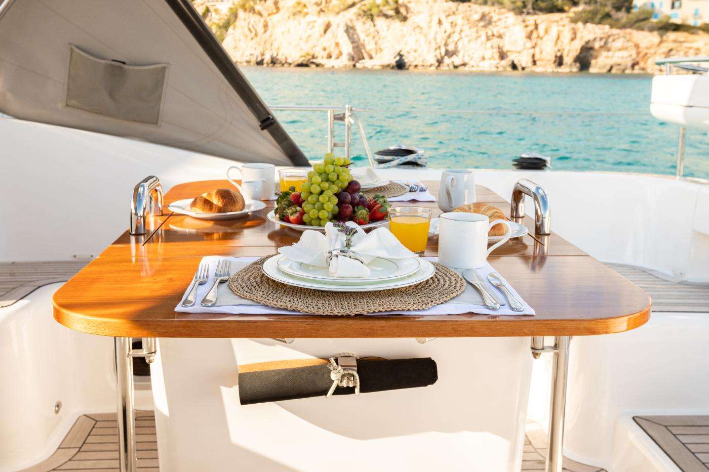 yacht-550357