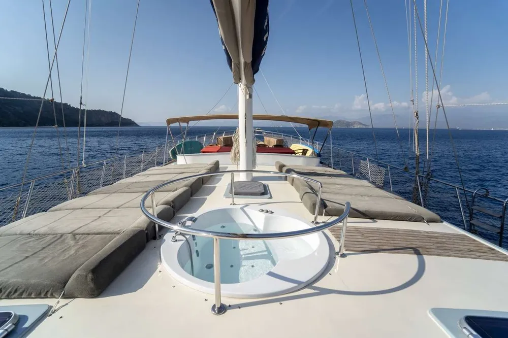 yacht-585184