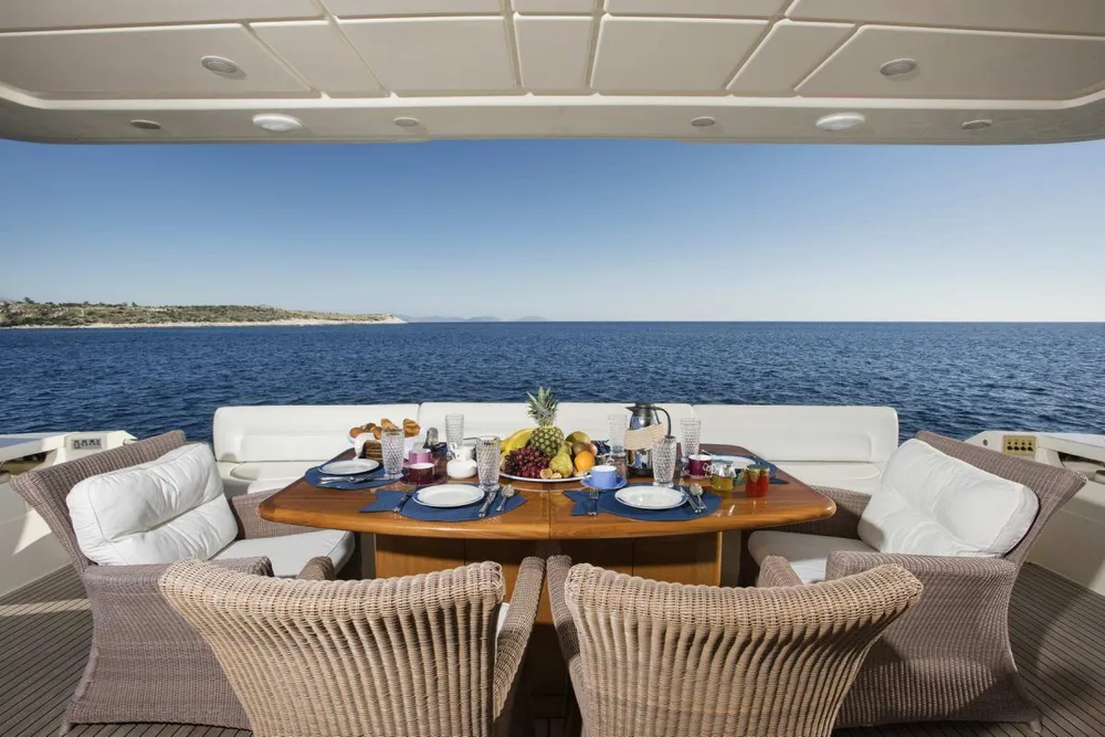 yacht-560216