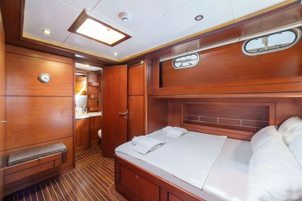 yacht-561421