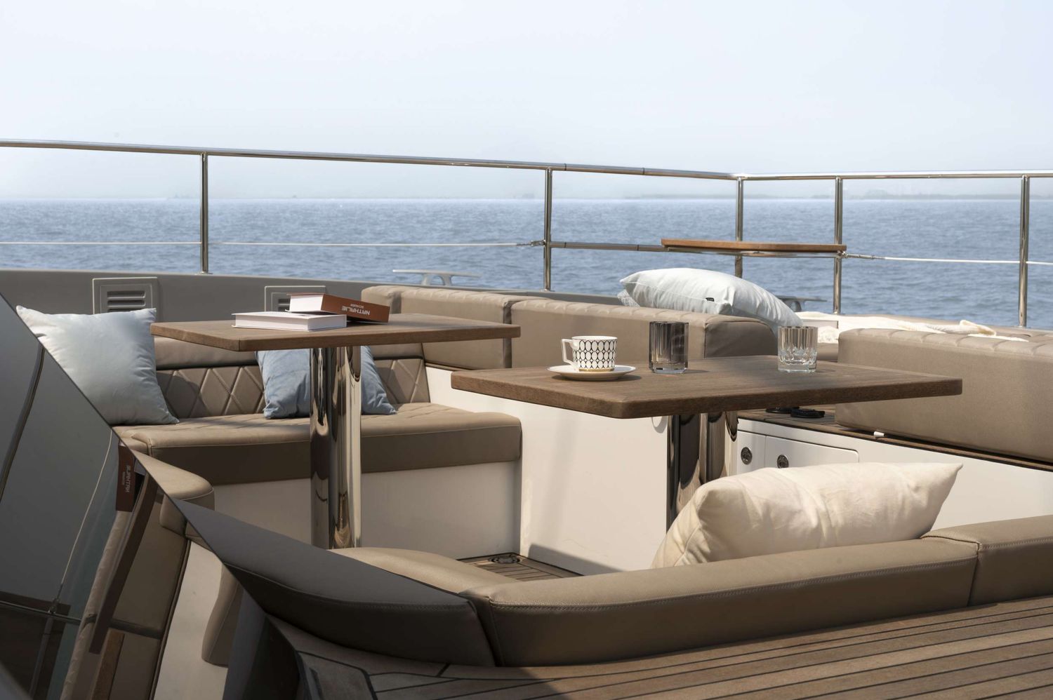 yacht-548316