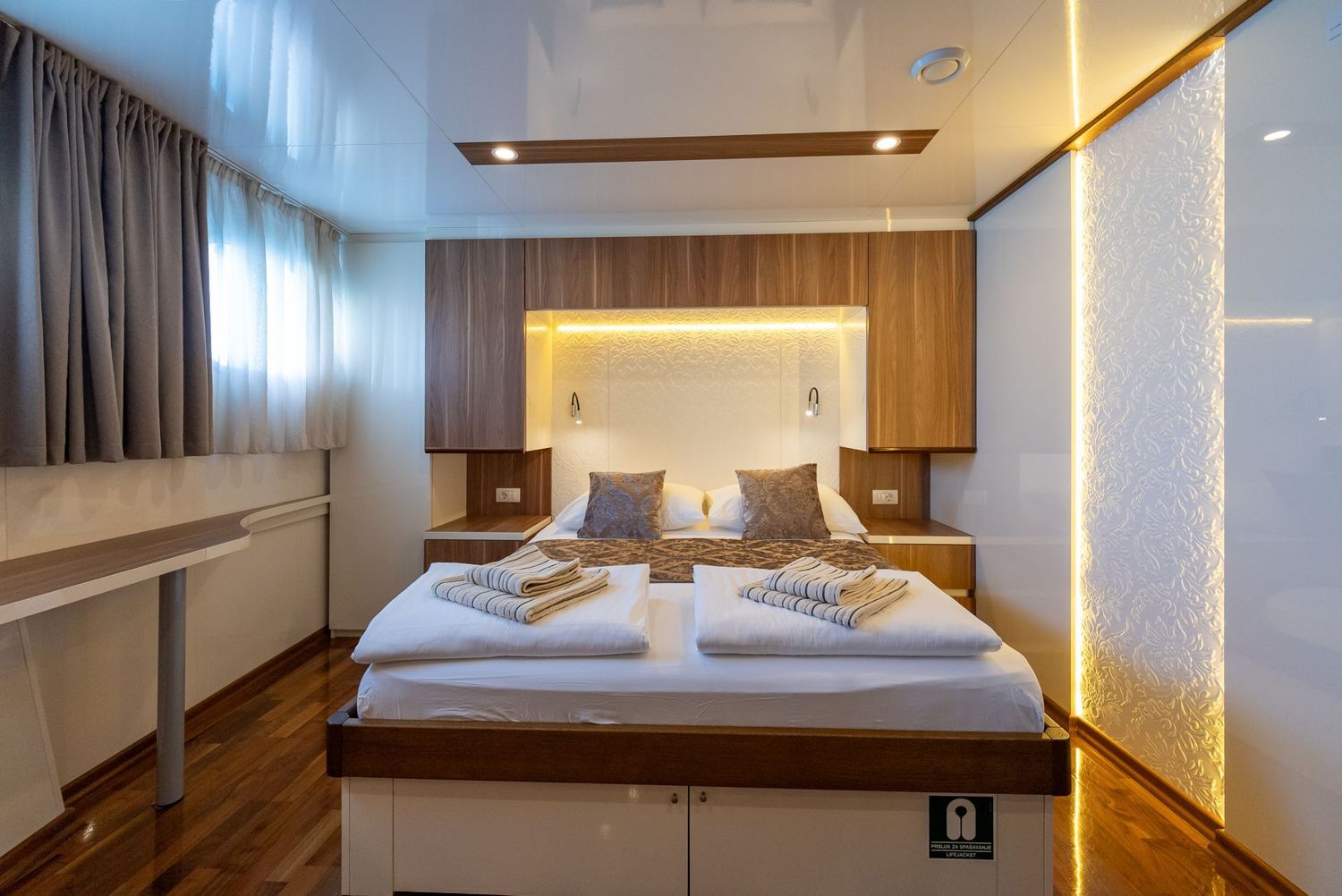 yacht-550462