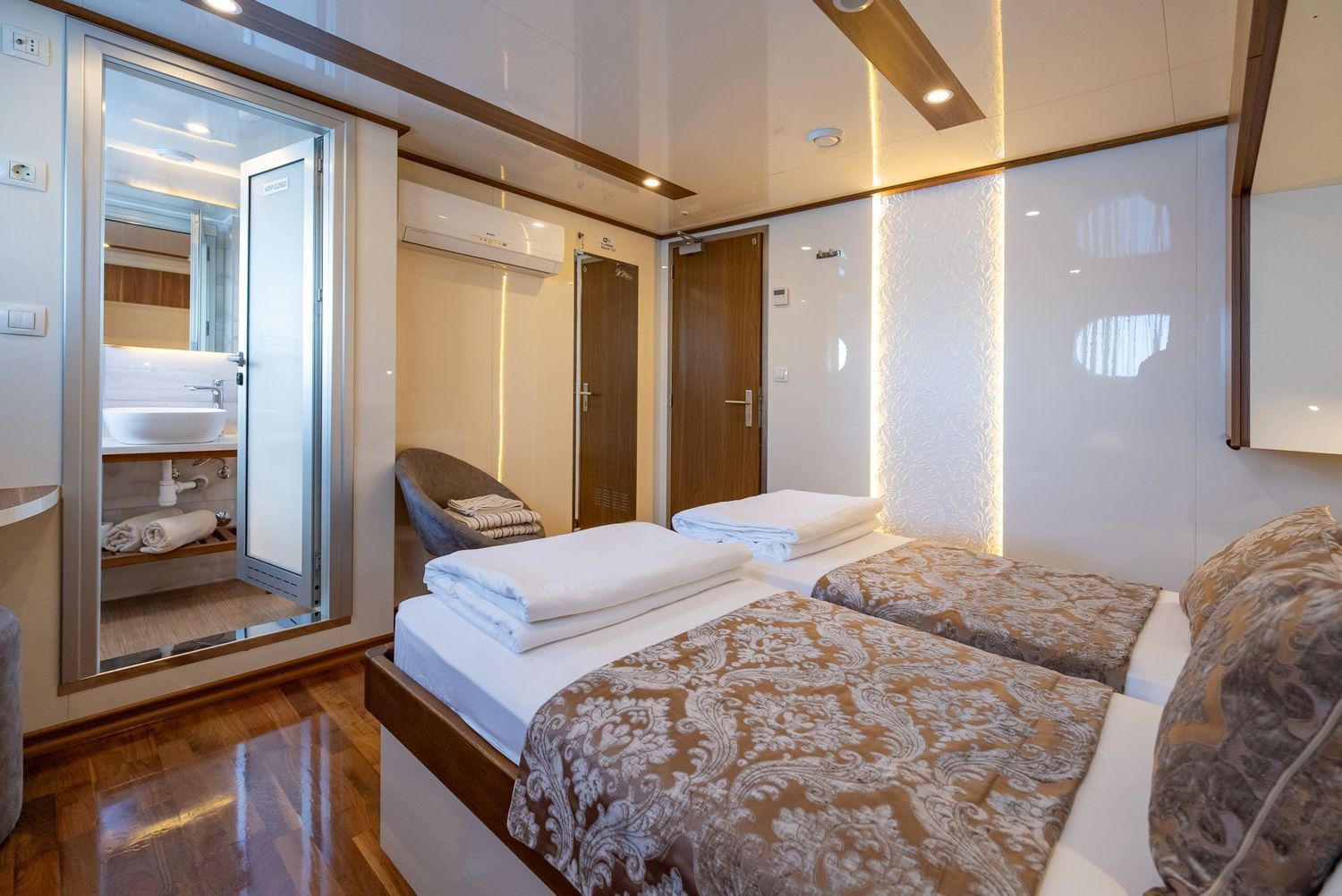 yacht-550463