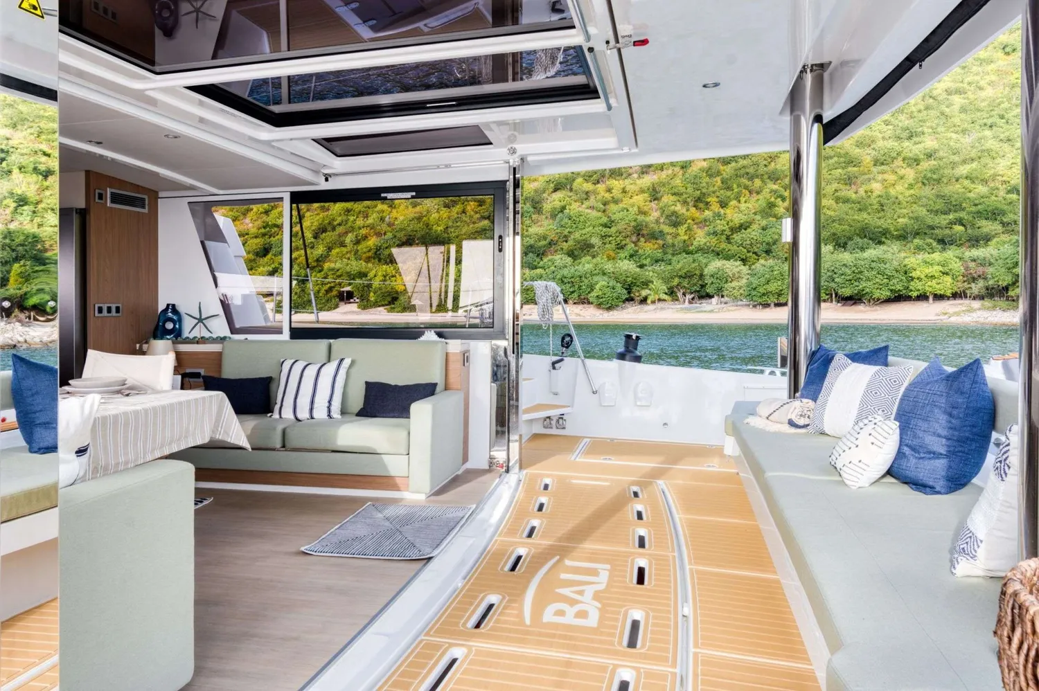 yacht-568716