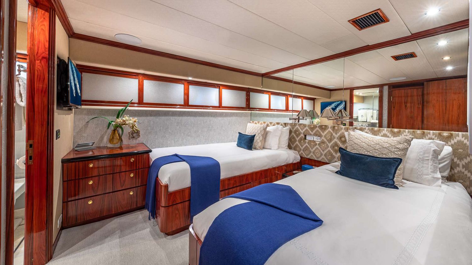 yacht-71197