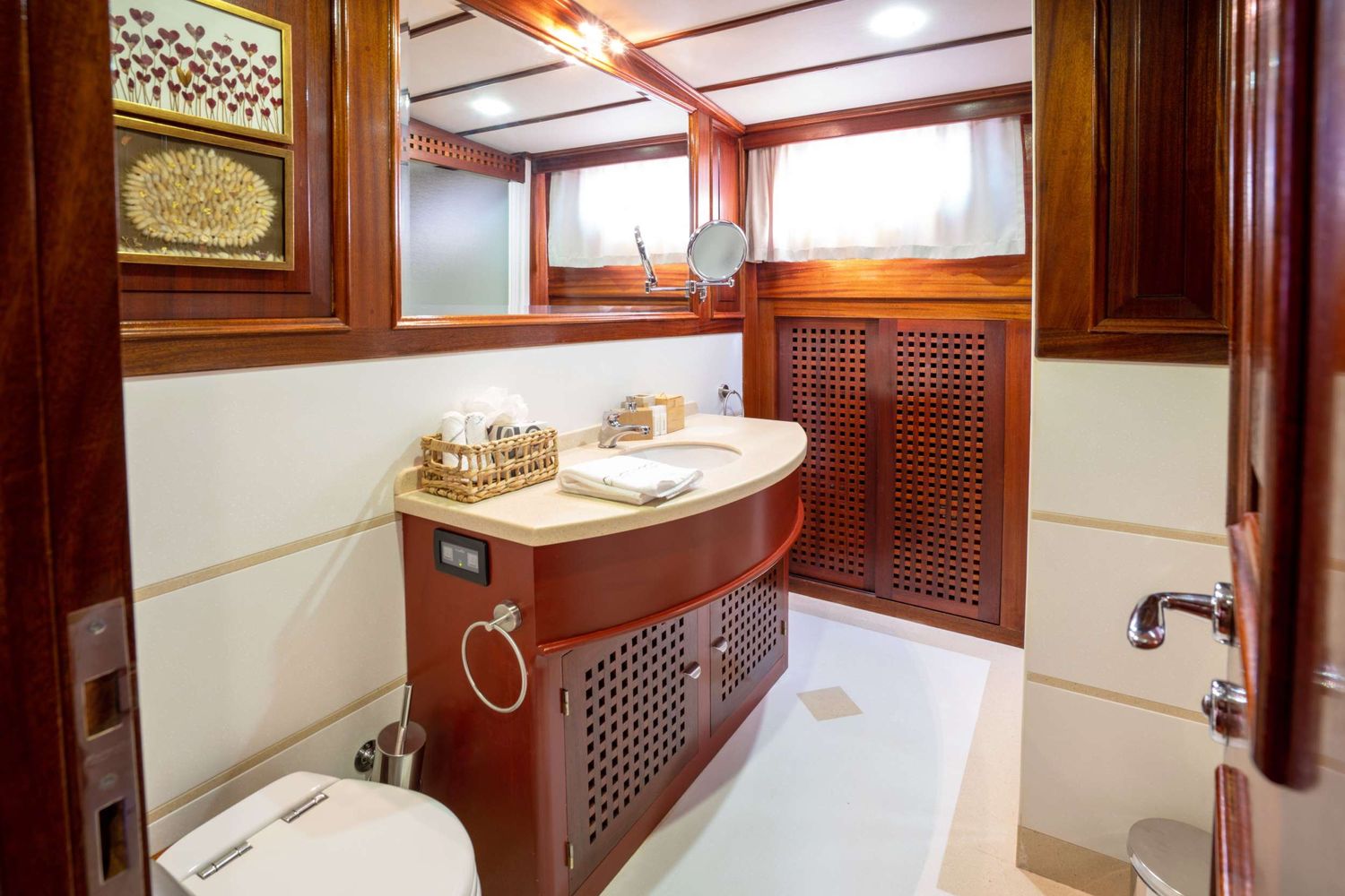 yacht-102500
