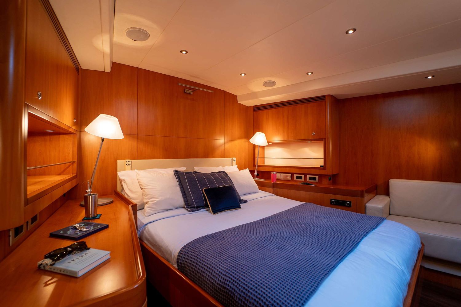 yacht-64748