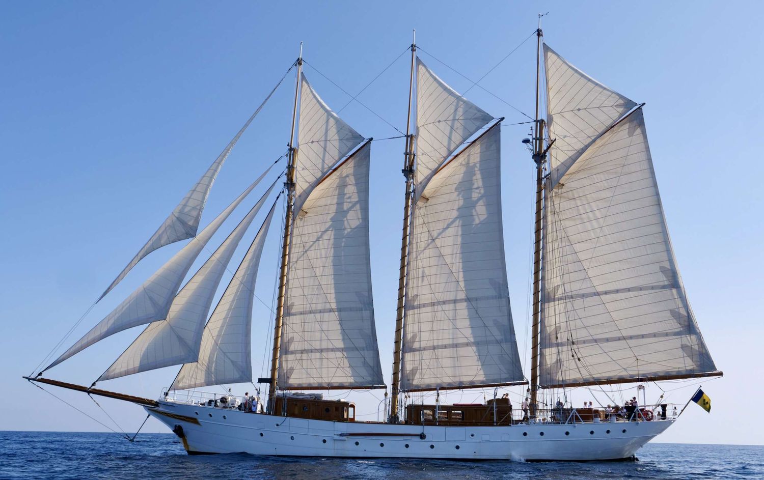 yacht-110204