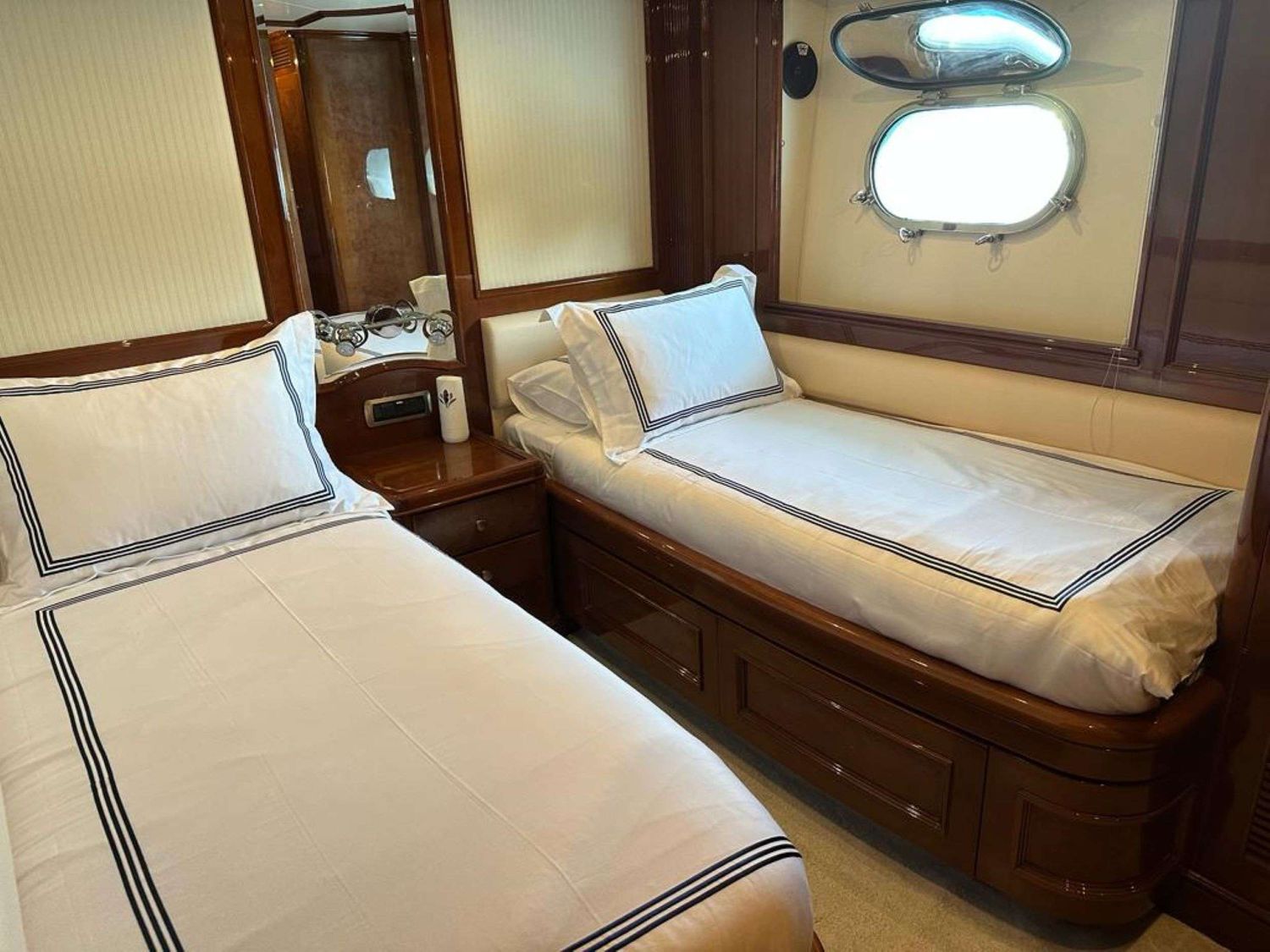 yacht-111425