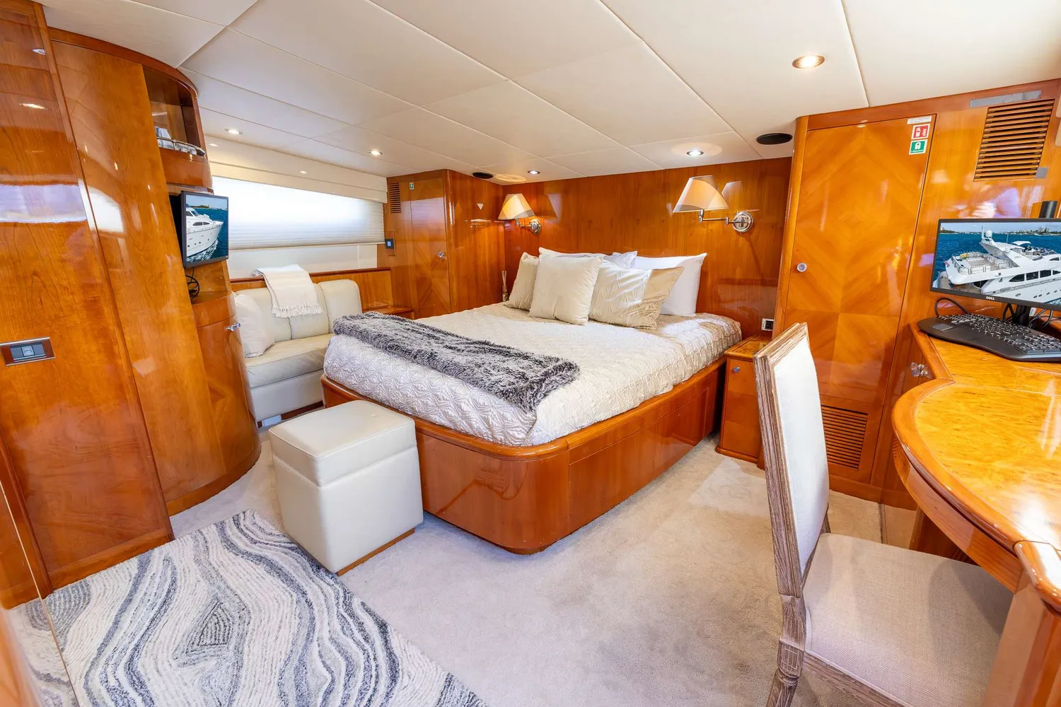 yacht-330313