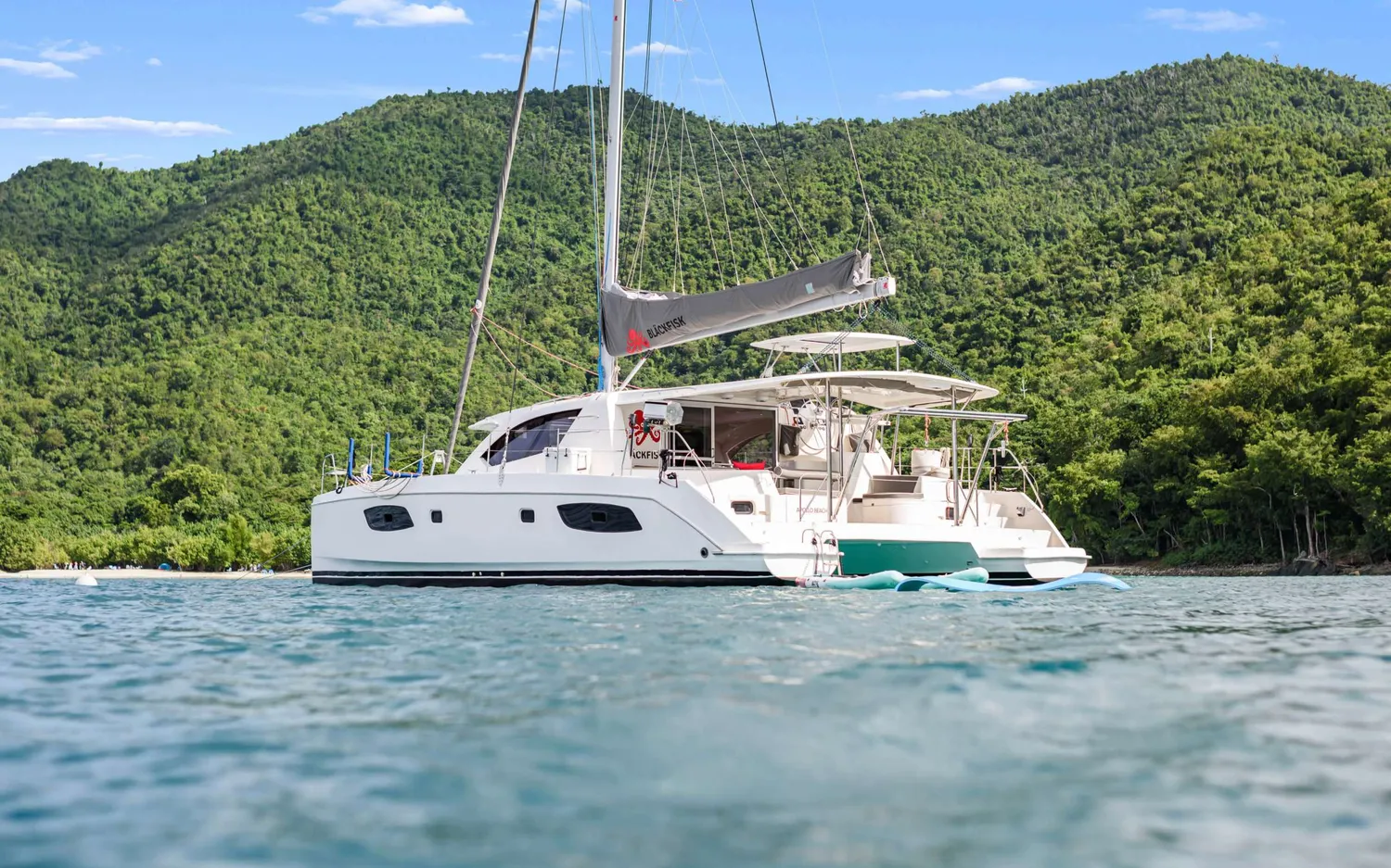 yacht-410215