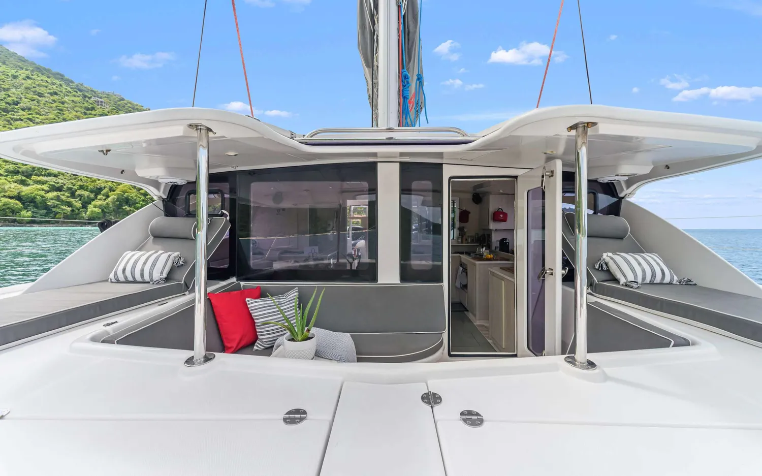 yacht-410216