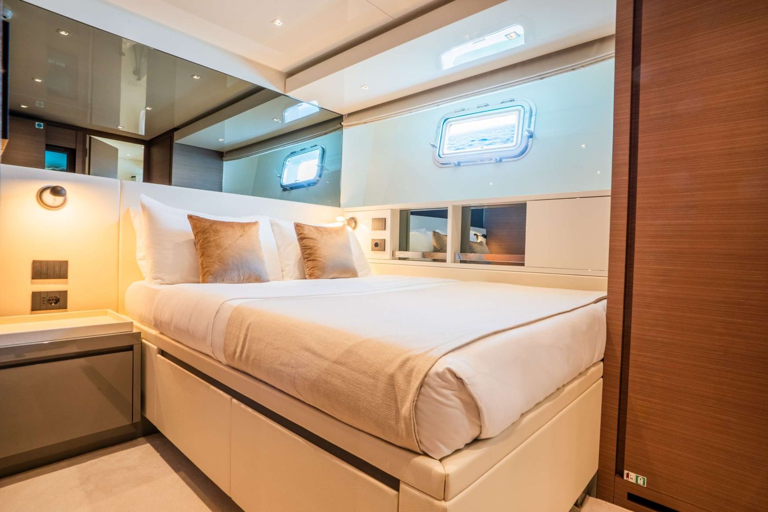 yacht-550283