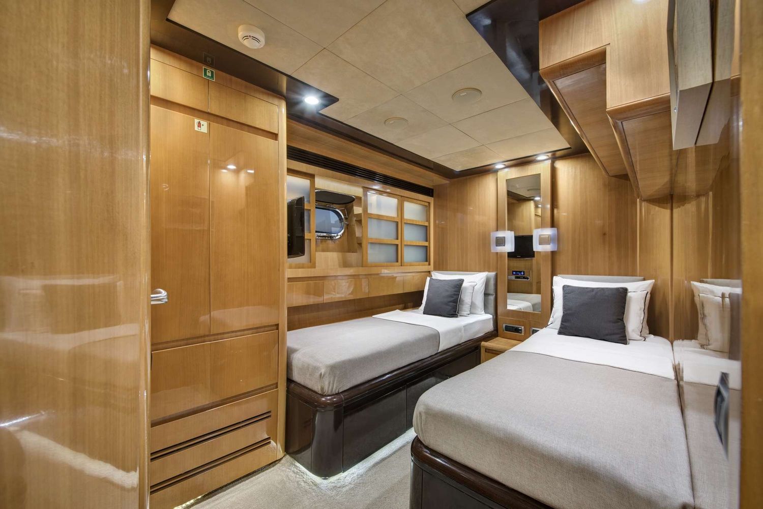 yacht-550689