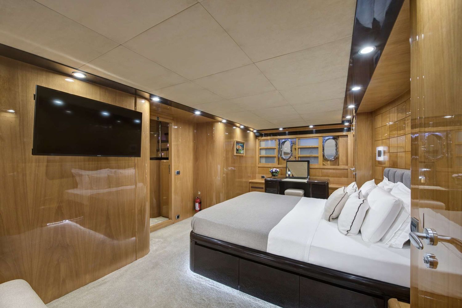 yacht-550691
