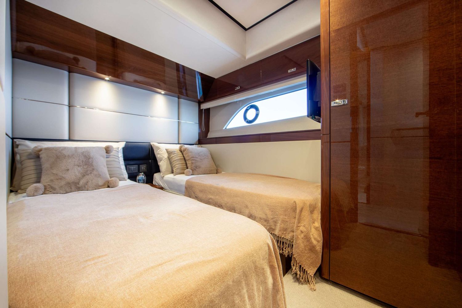 yacht-550263