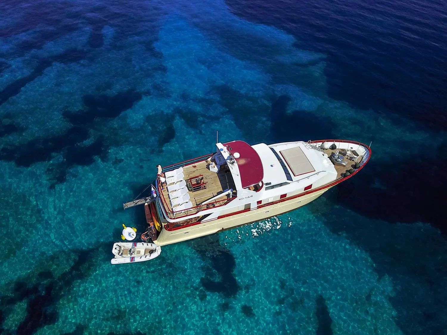 yacht-587736