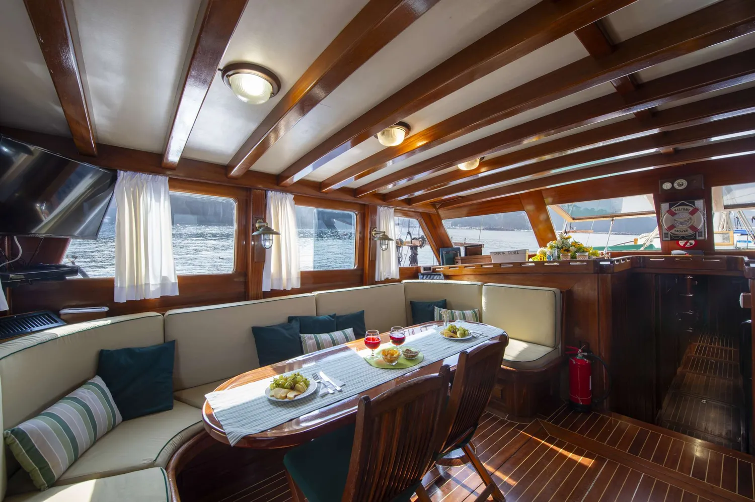 yacht-586355