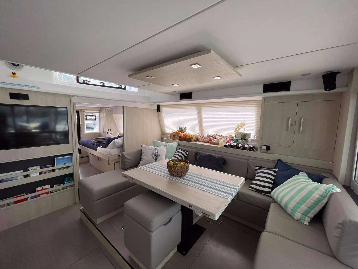 yacht-568473