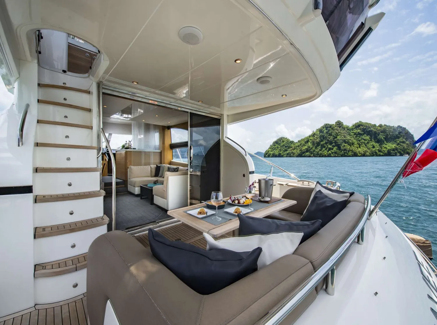 yacht-586830