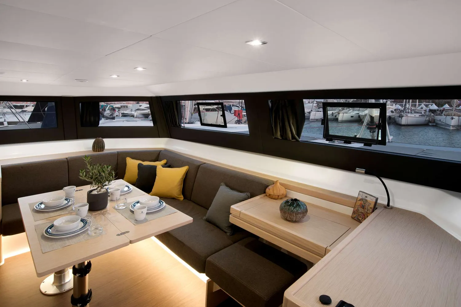 yacht-571087