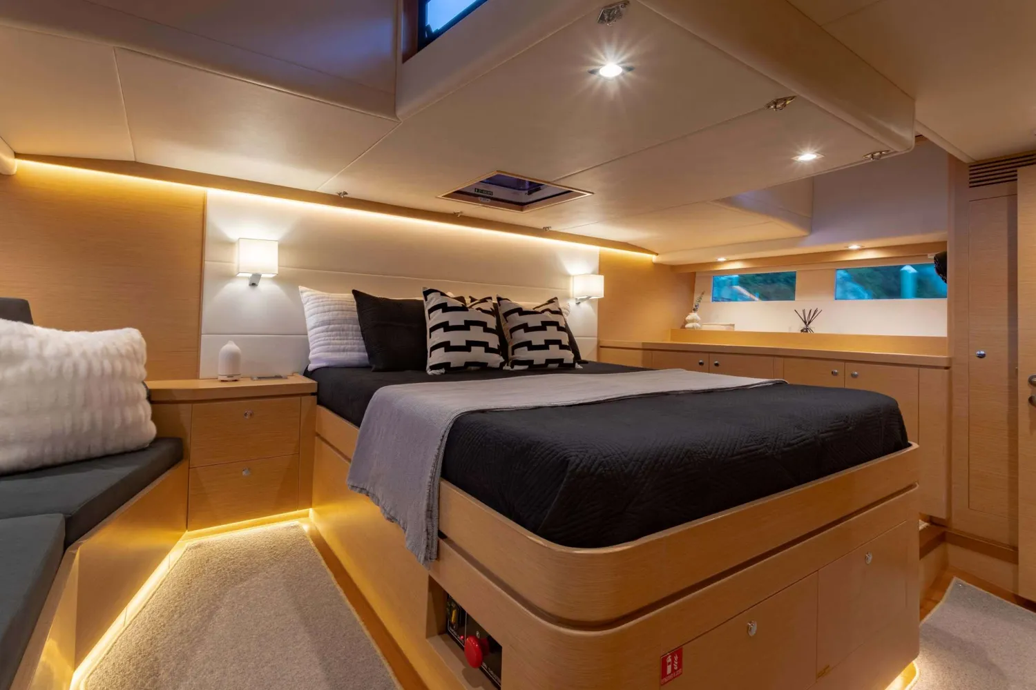 yacht-560052