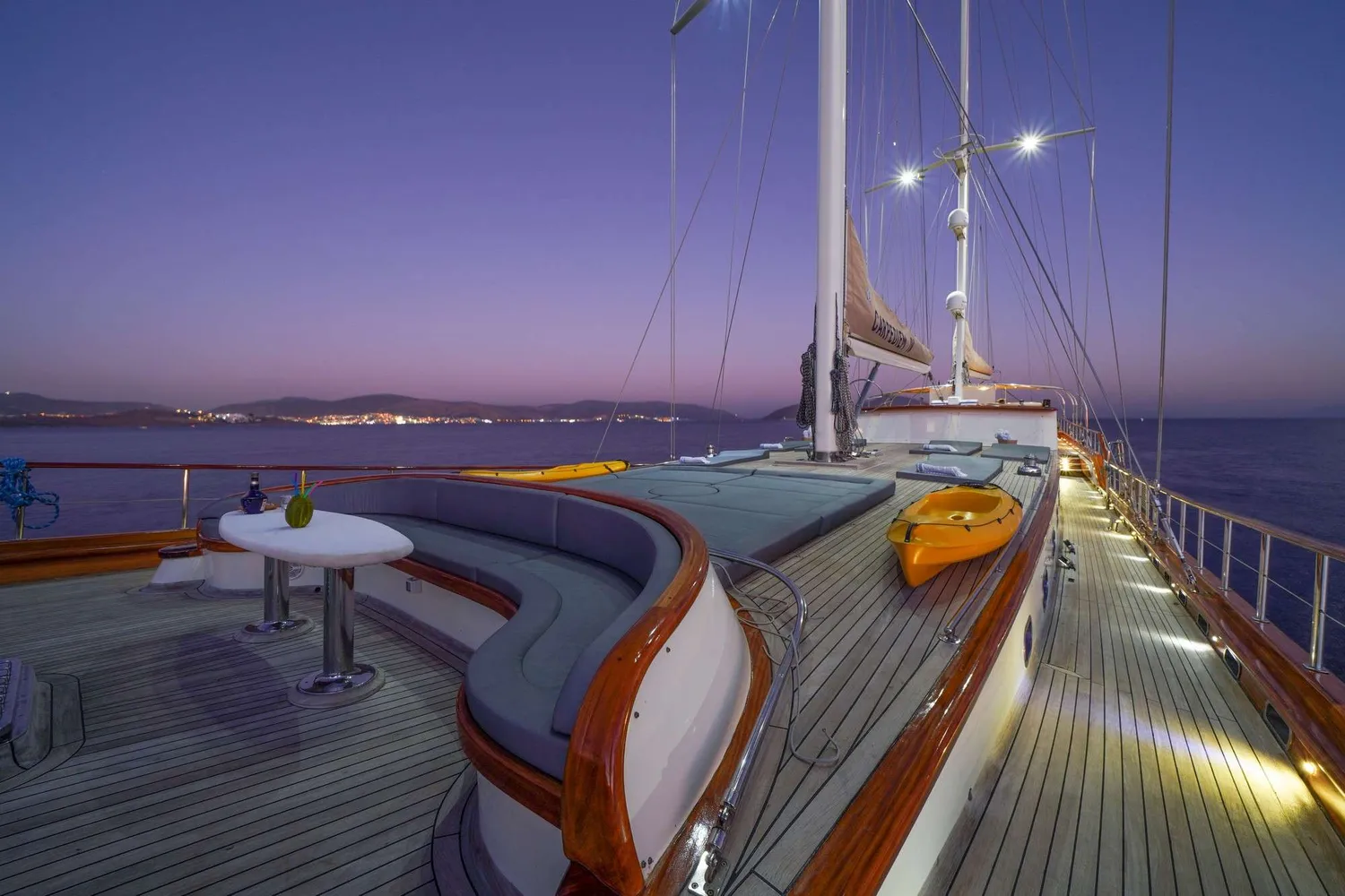 yacht-601357
