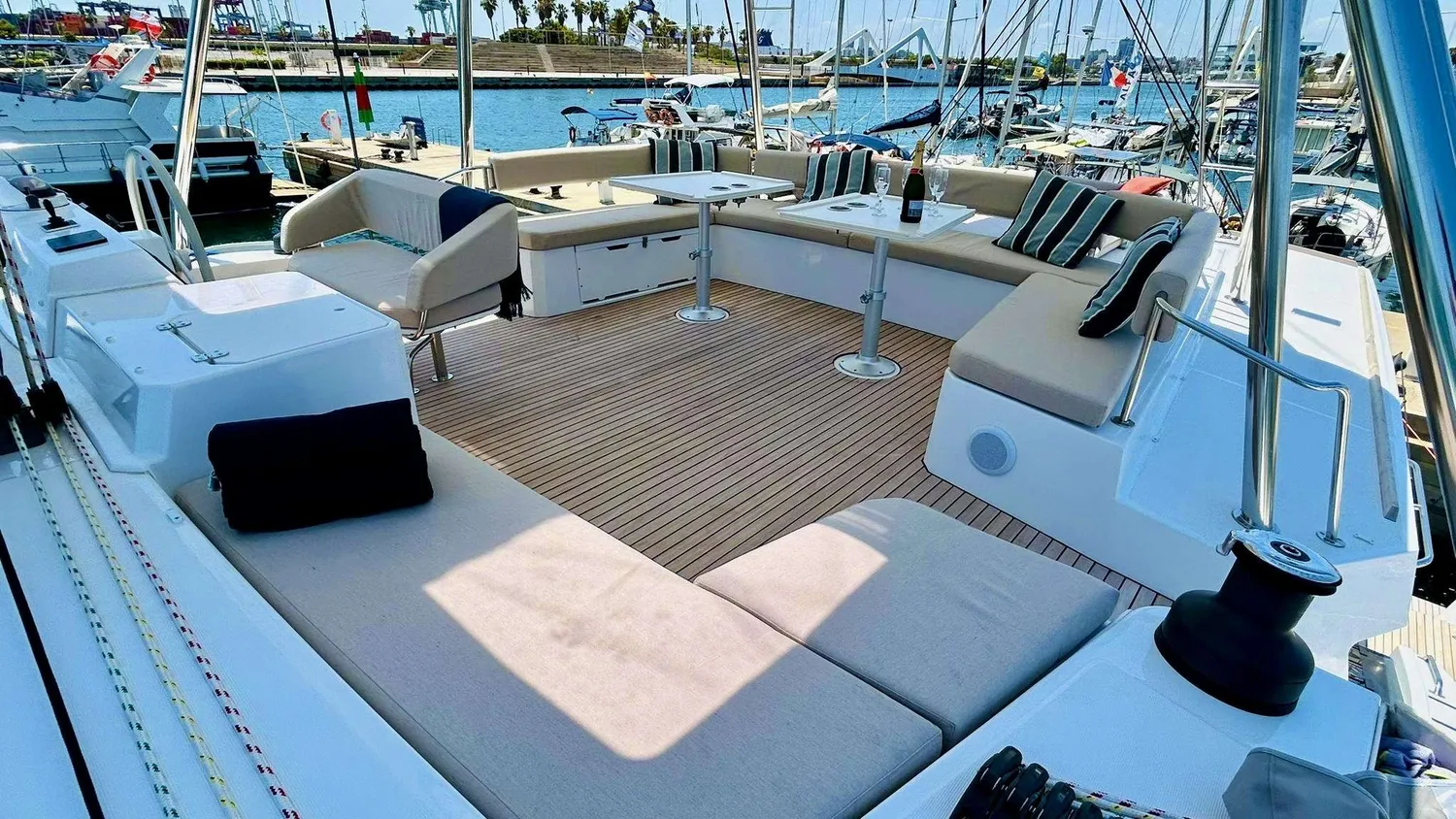 yacht-585776