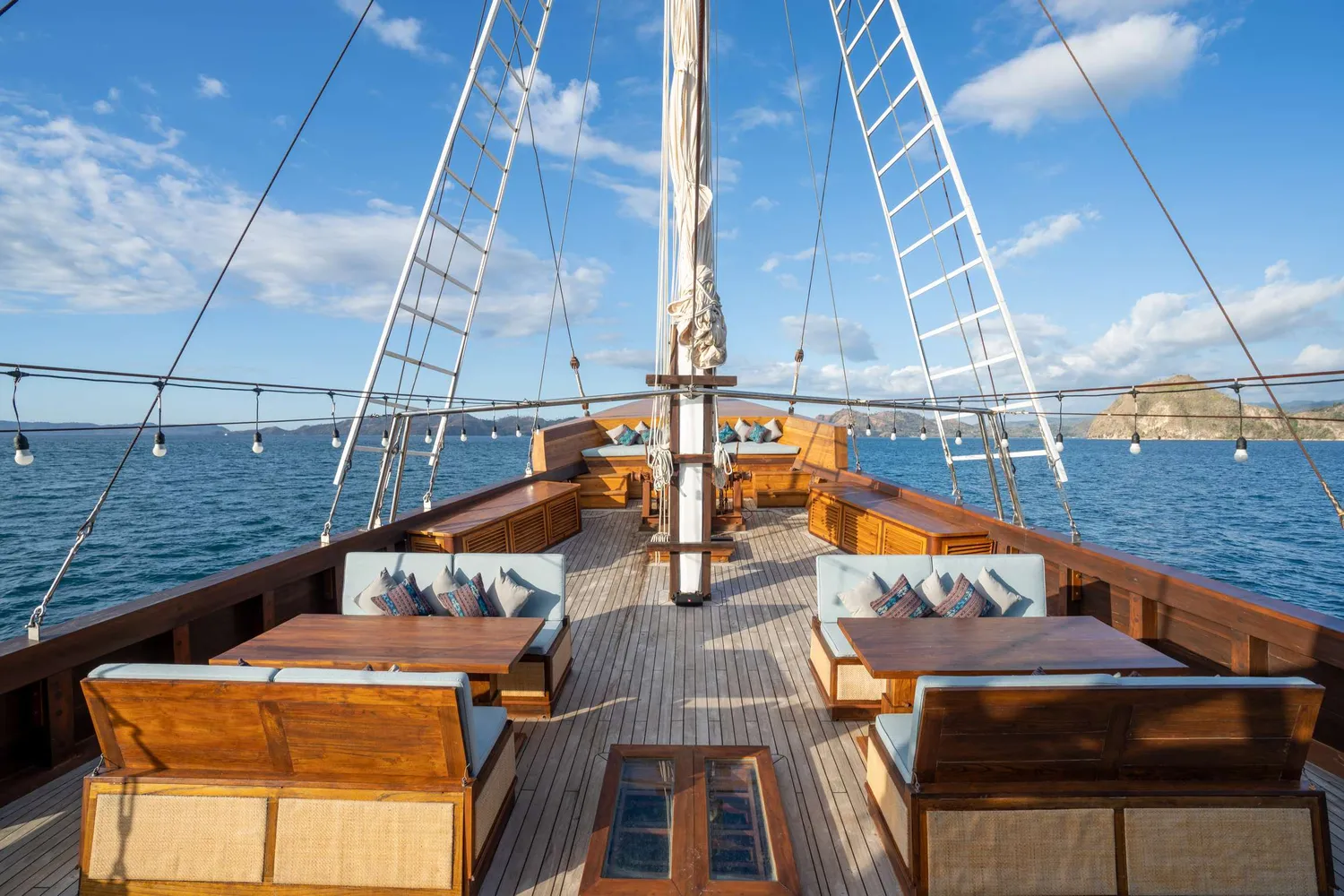 yacht-567383