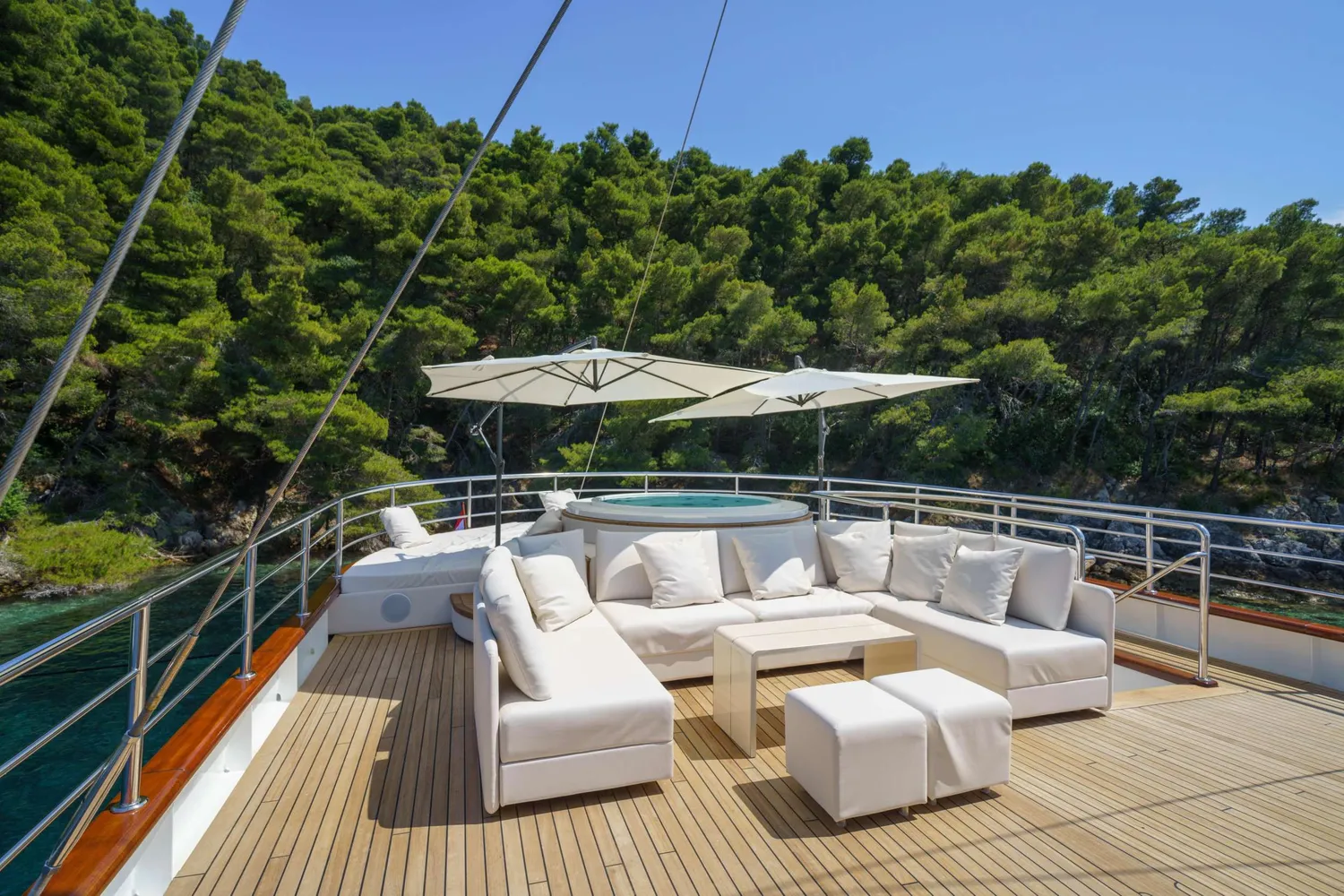 yacht-586000