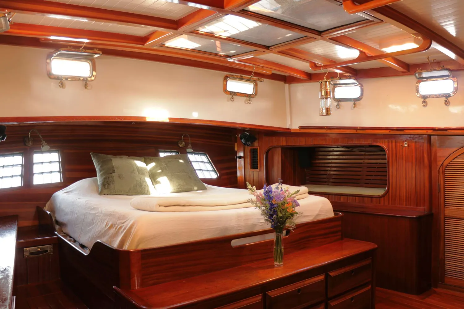 yacht-596787