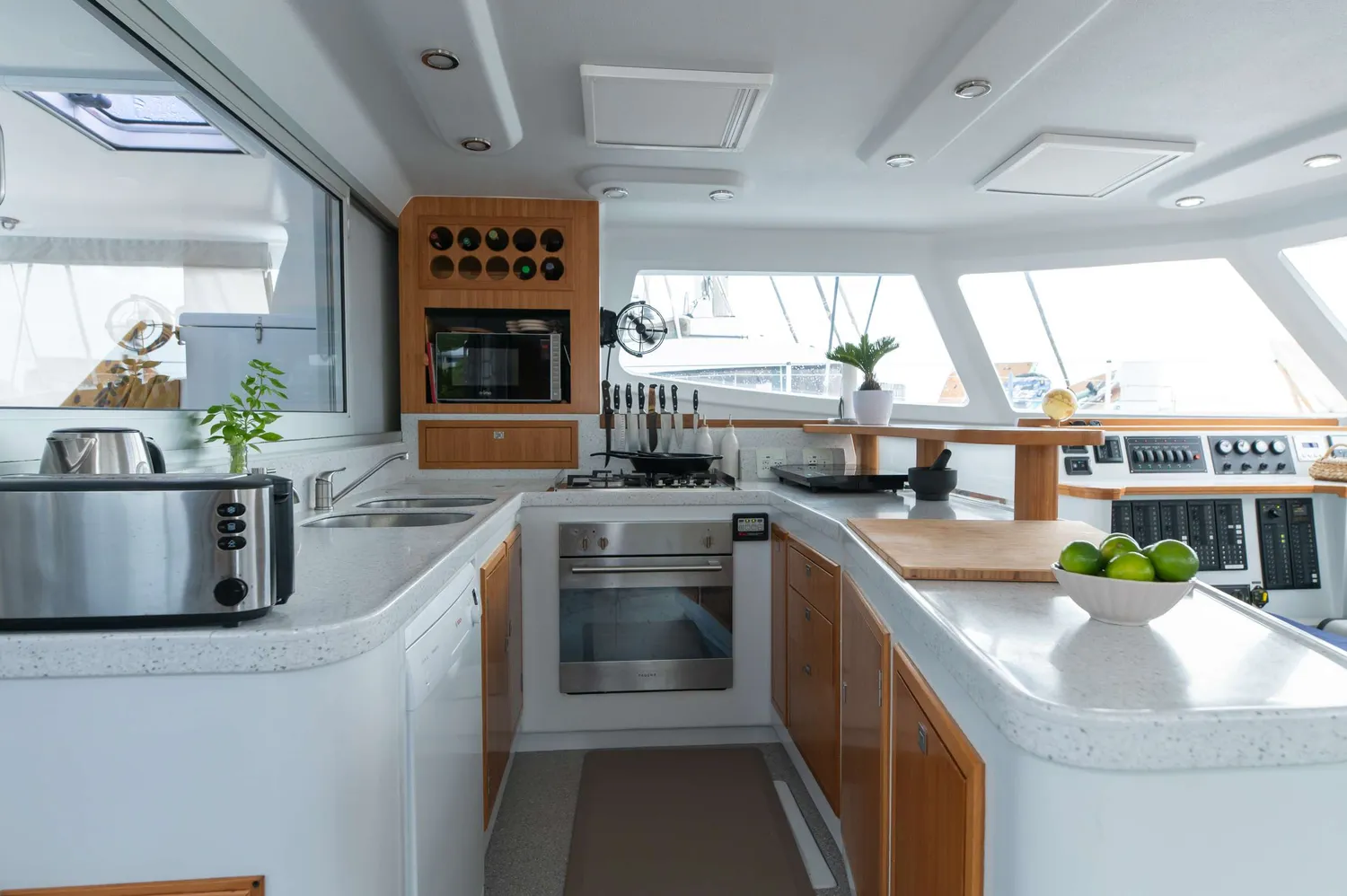 yacht-560176