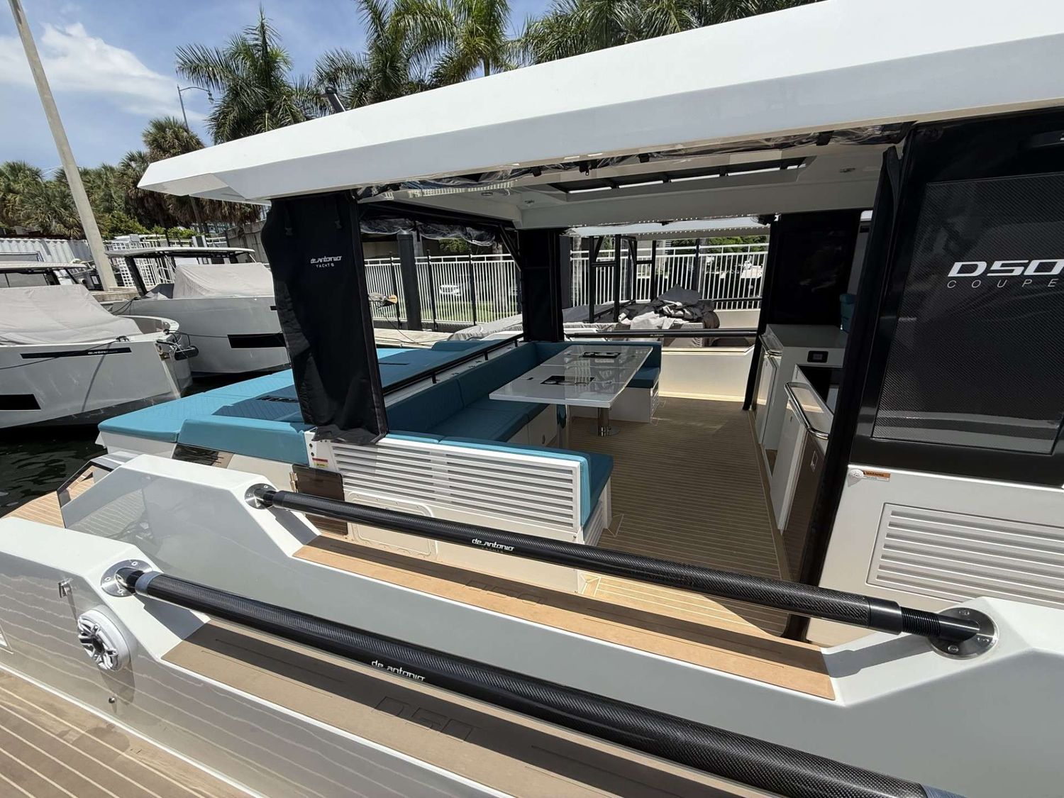 yacht-550637