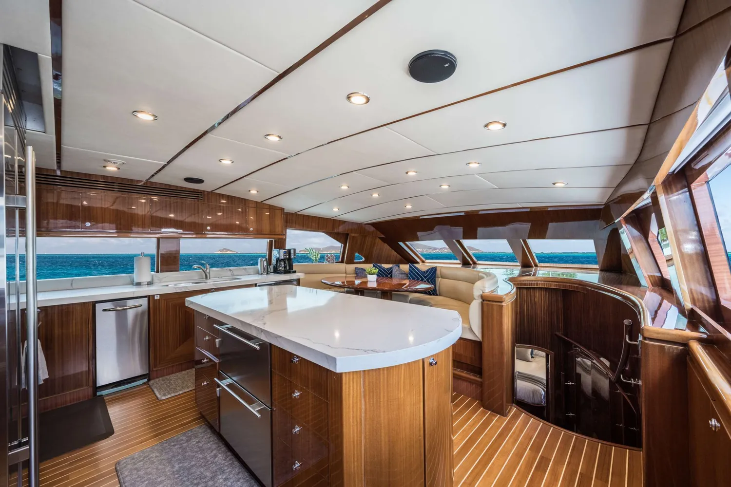 yacht-568386