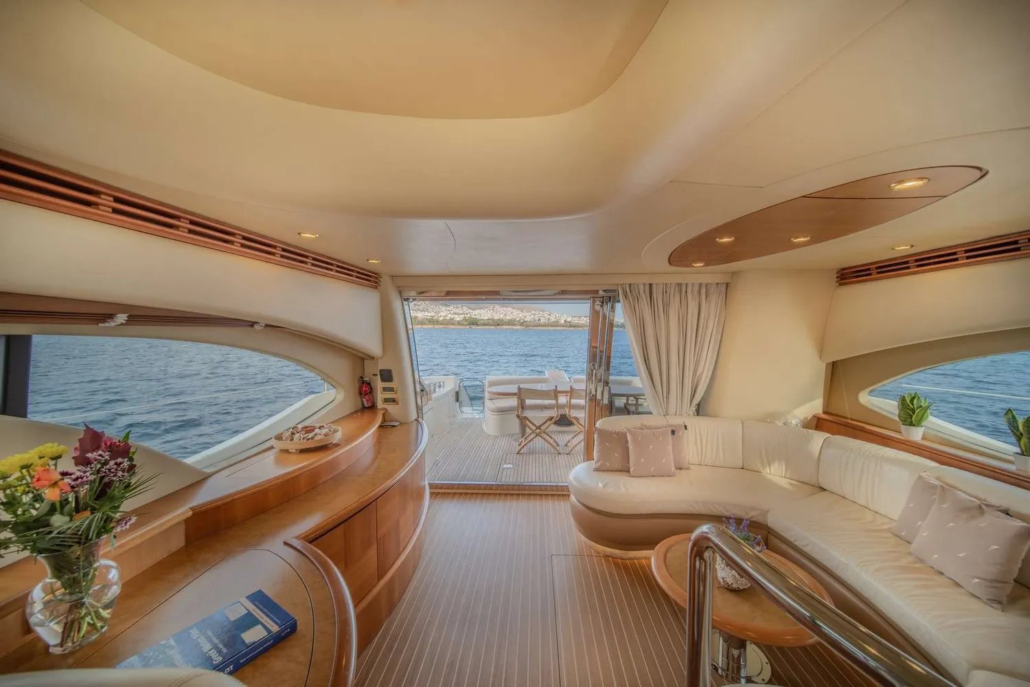 yacht-586987