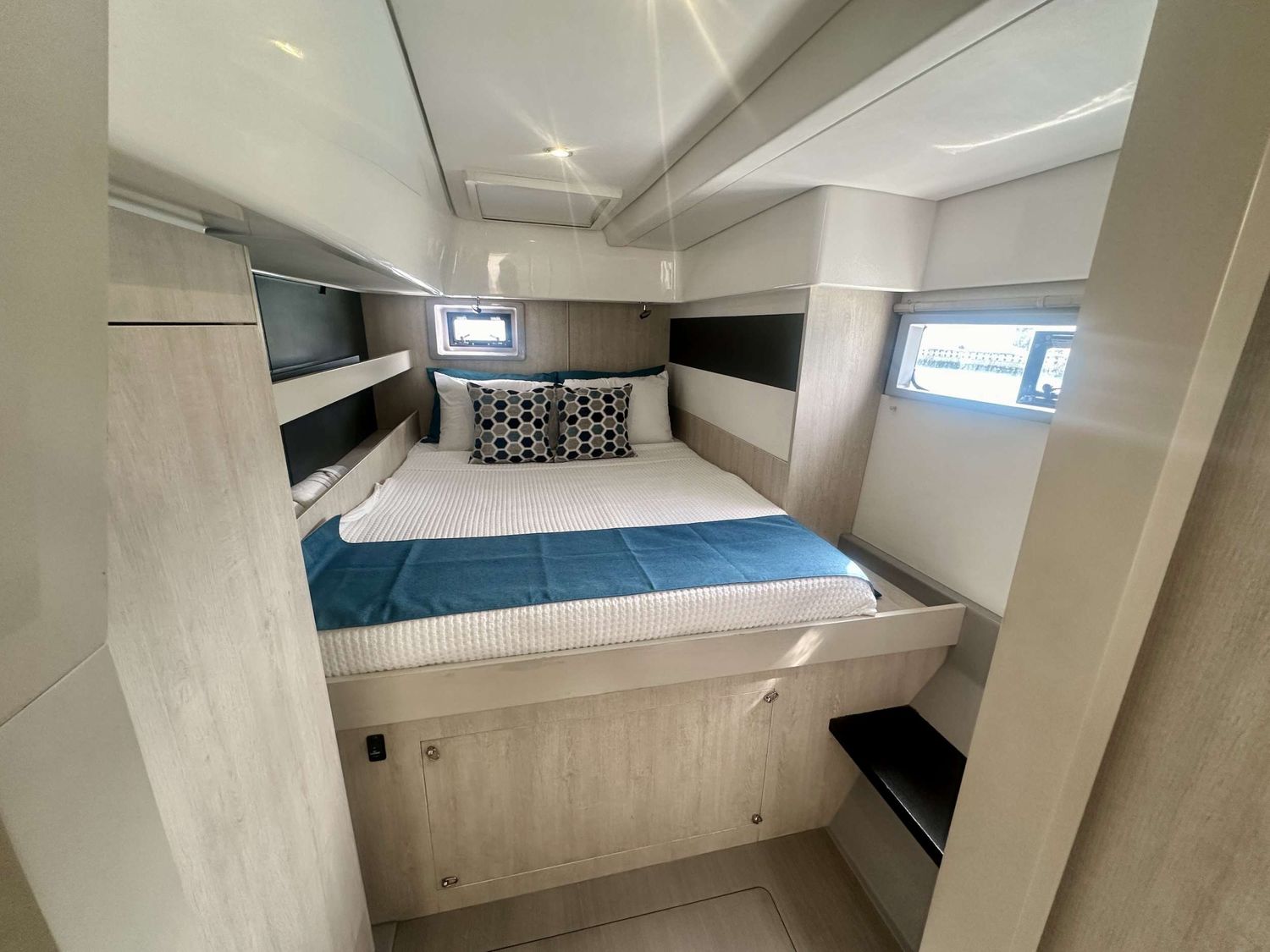 yacht-550645