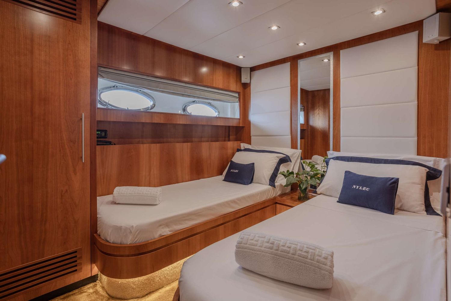 yacht-550193