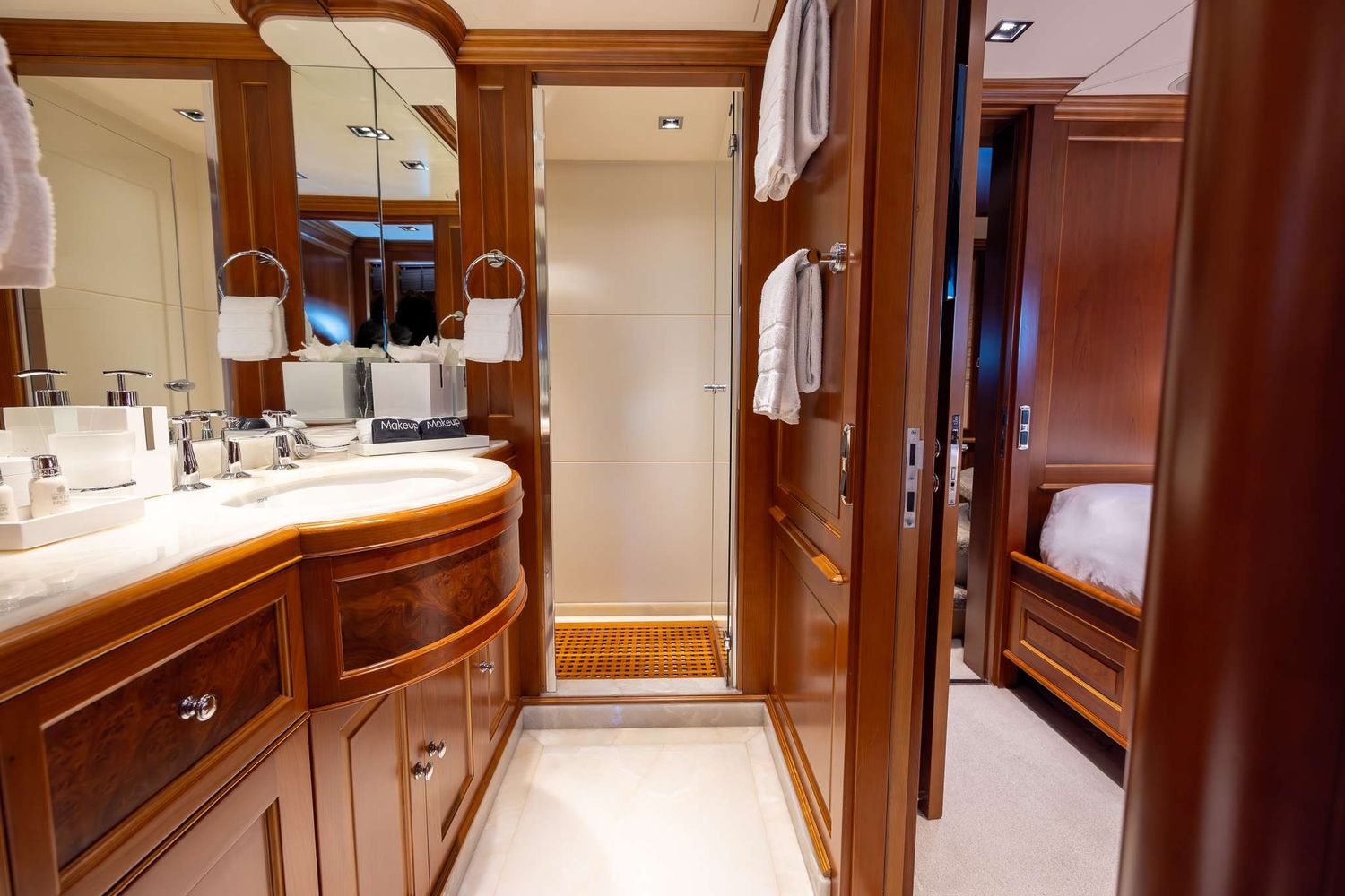 yacht-550780