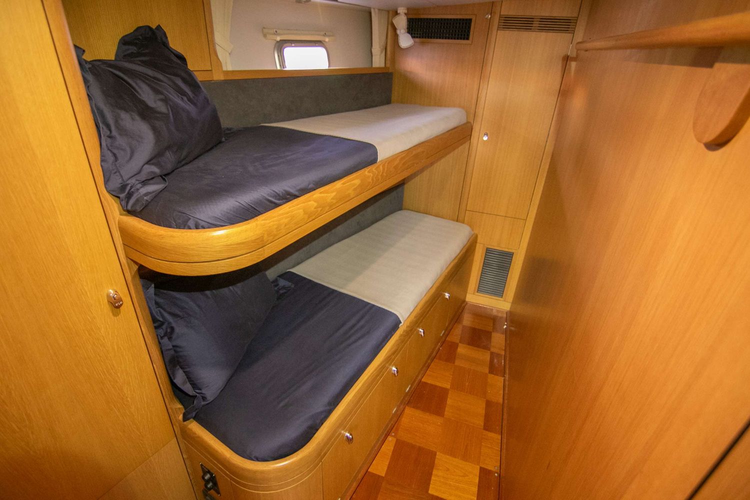 yacht-550388