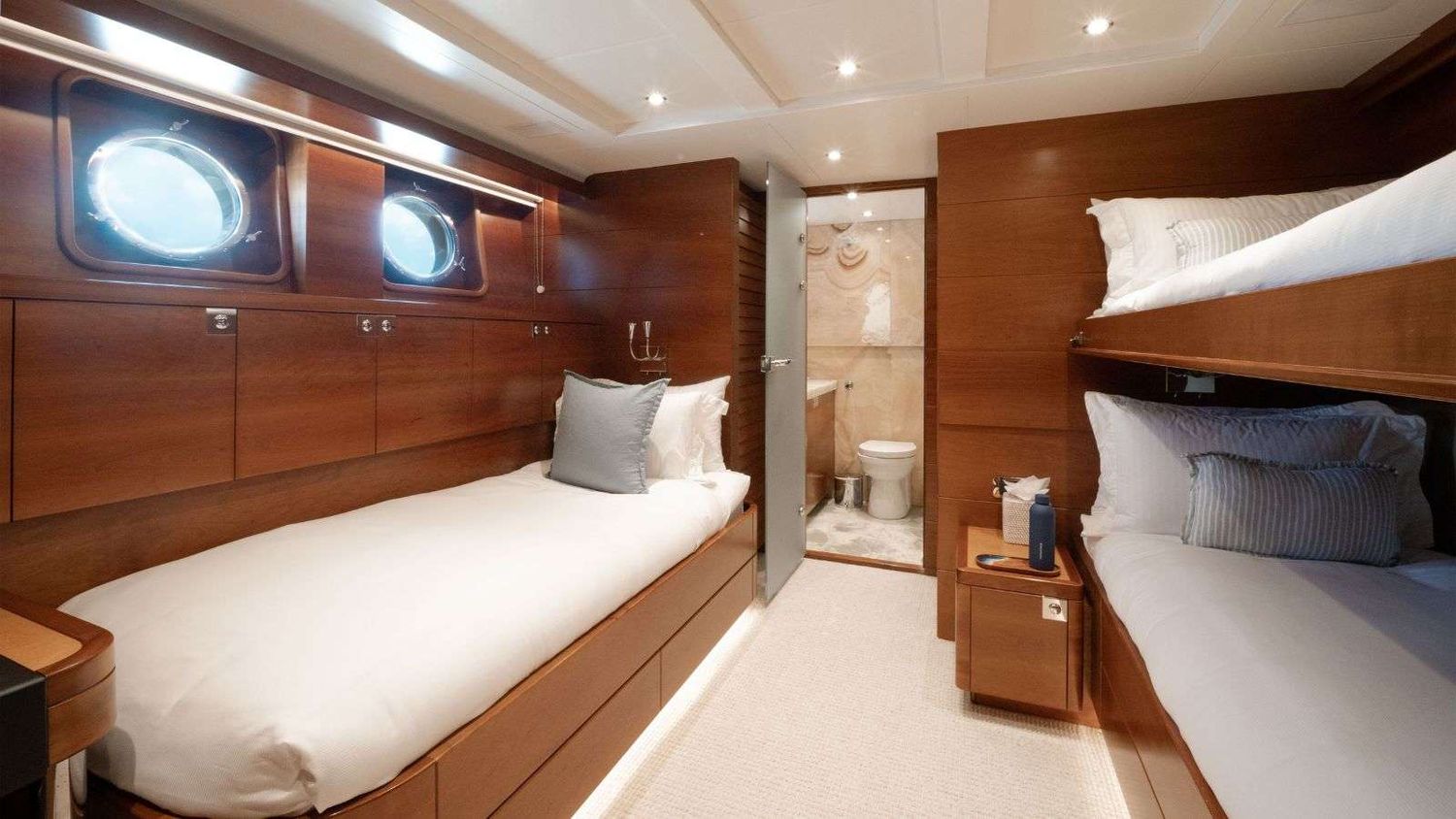 yacht-549858