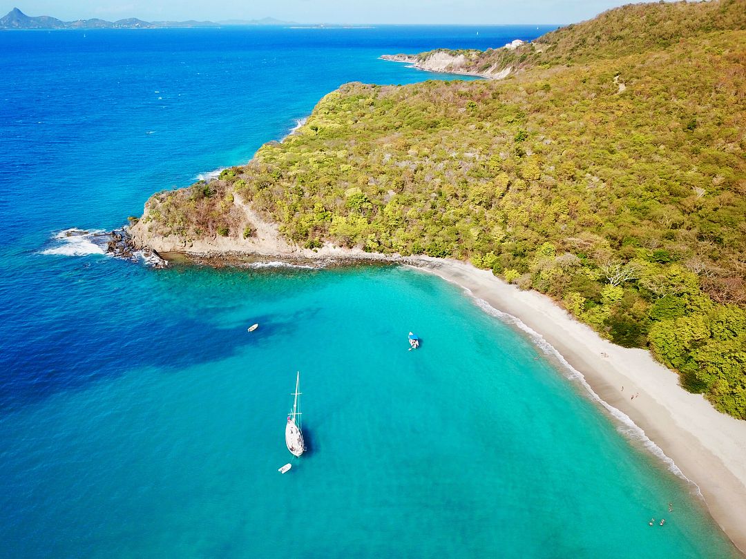 yacht_in_the_sandy_island_grenadines