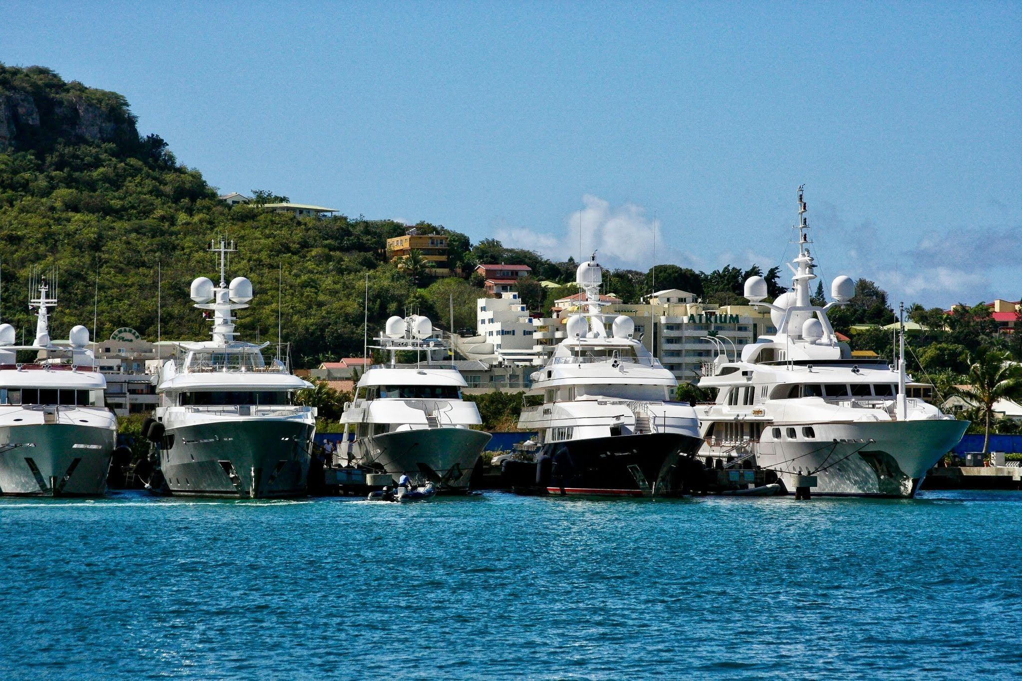 yachts_on_a_harbor_in_saint_maarten